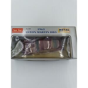 SUN STAR 1:18 1963 ASTON MARTIN DB5 Die-Cast burgundy 1002